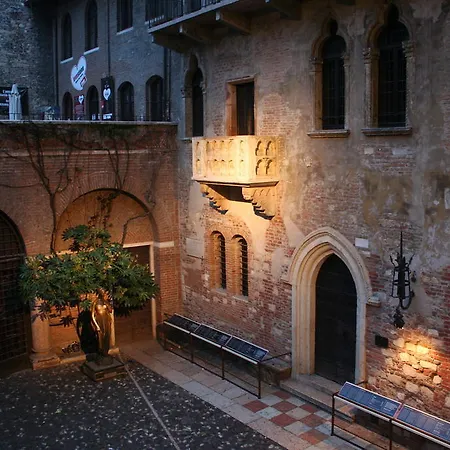 La Corte Di Giulietta Couette-café 3*