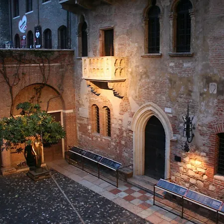 La Corte Di Giulietta Couette-café 3*